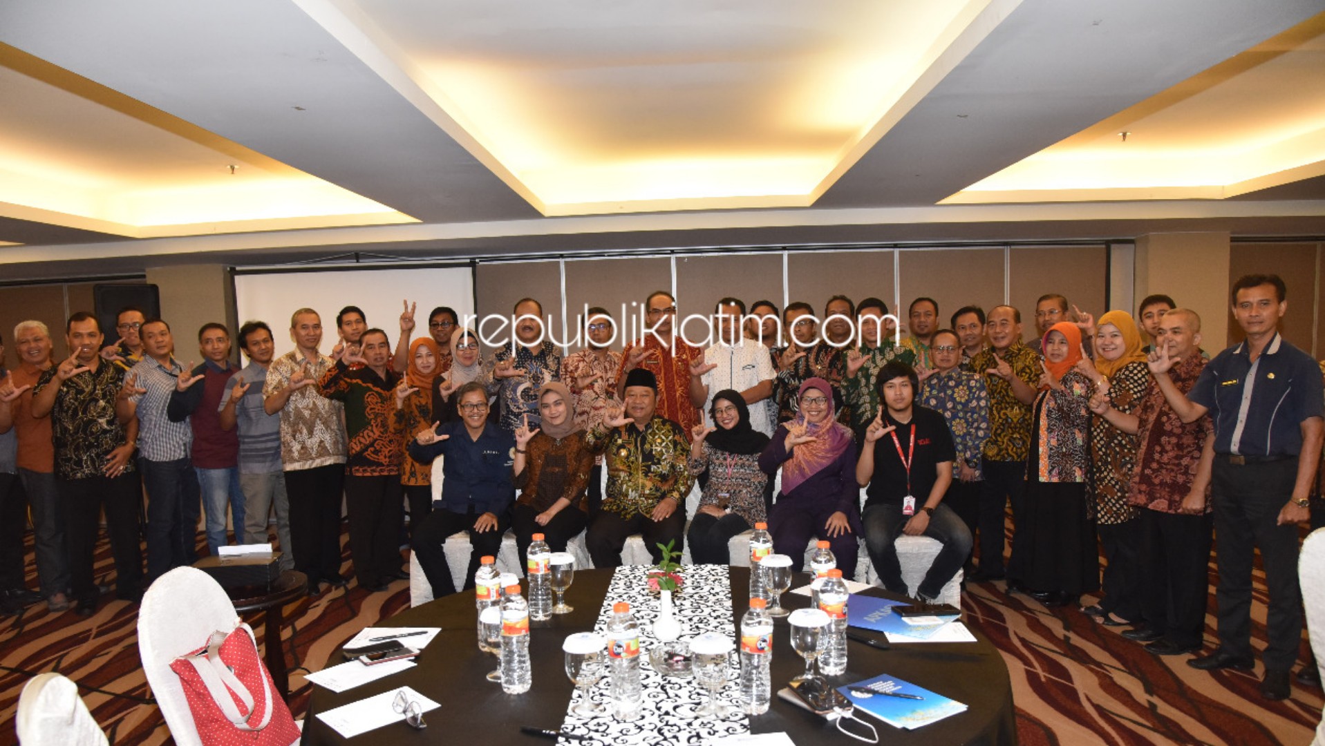 WORKSHOP - APKASI, Kemendikbud dan PT Telkom Tbk menggelar Workhsop Sistem Pengadaan Barang dan Jasa di Sekolah (SIPLah) yang dibuka Bupati Sidoarjo, Saiful Ilah selaku Wakil Ketua Umum APKASI di Hotel Wyndham, Surabaya, Kamis (10/10/2019).