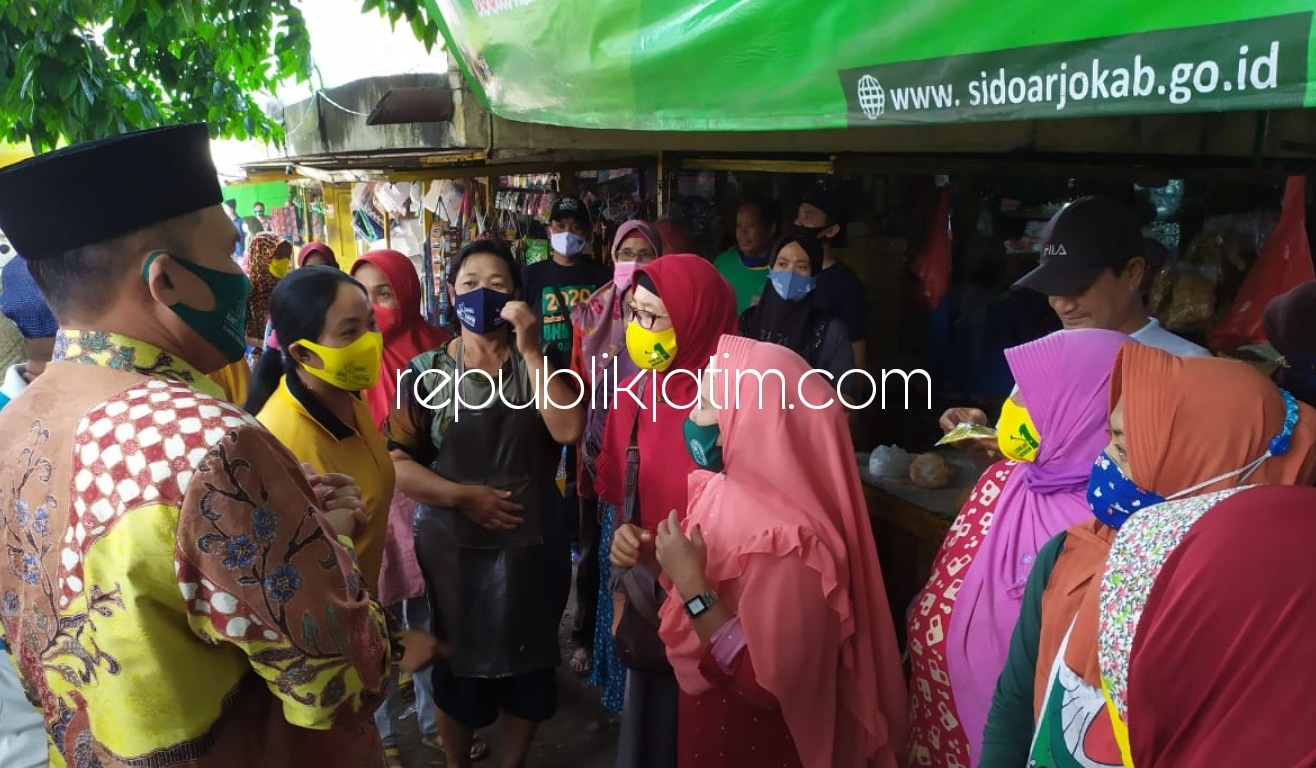 DISAMBUT - Kehadiran Cabup Sidoarjo, Bambang Haryo Soekartono (BHS) disambut para pedagang Pasar Watutulis Desa Temu, Kecamatan Prambon, Sidoarjo karena penasaran terhasap Cabup nomor urut 1 ini, Sabtu (10/10/2020).