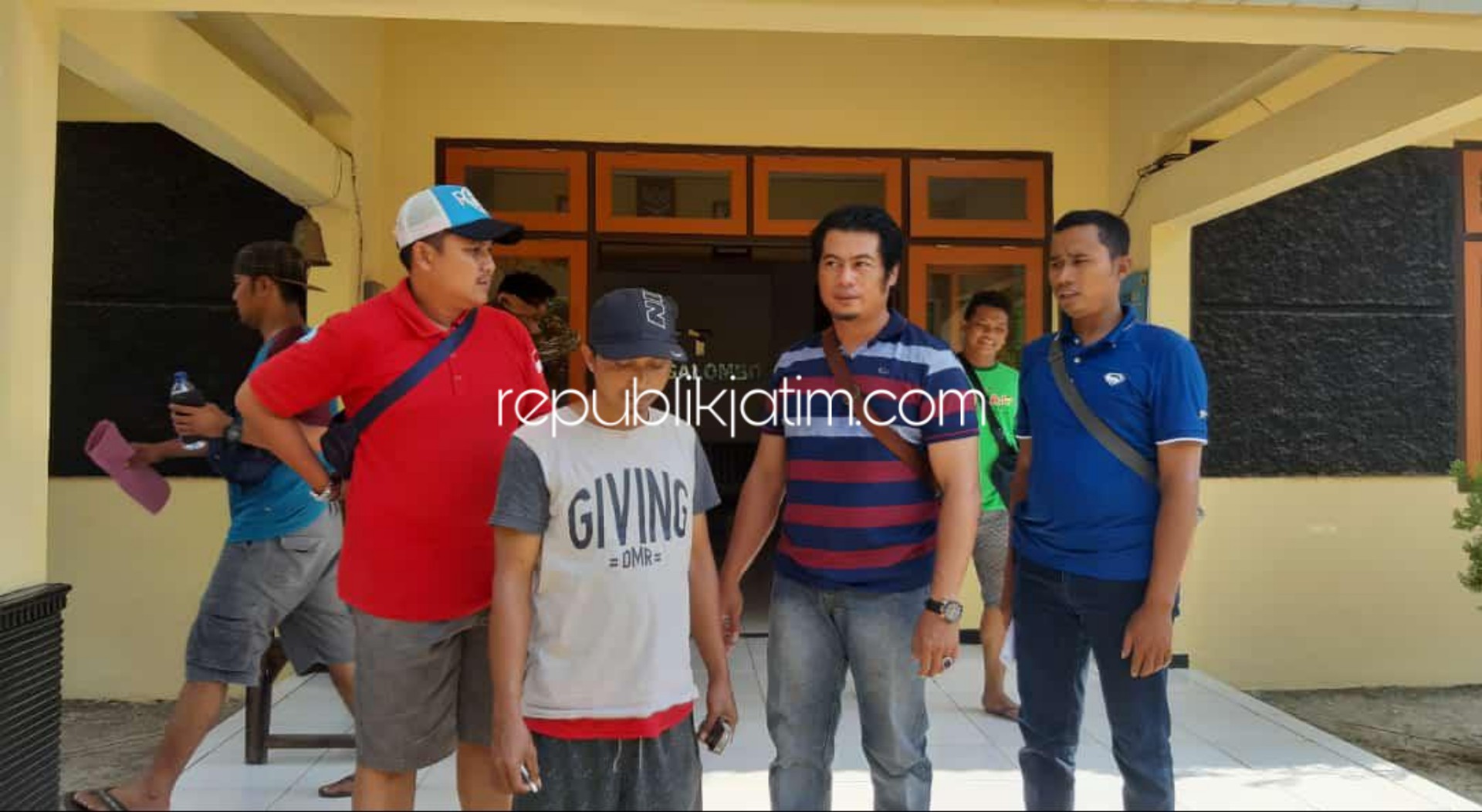 DIRINGKUS - Tersangka Heri Riyanto (41) warga Dusun Kradenan, Desa Sanggrahan, Kecamatan Kebonagung, Pacitan karena diduga penipuan dan penggelapan kayu 6 truk diringkus petugas Unit Reskrim Polsek Jetis, Kamis (10/10/2019).