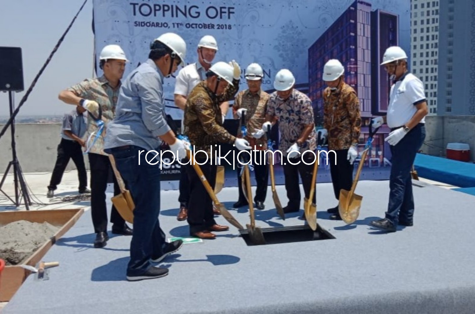 TOPPING OFF - Bupati Sidoarjo, Saiful Ilah memimpin acara Topping Off Aston Kahuripan City Hotel bersama jajaran direksi PT MMS dan GM Aston, Kamis (11/10/2018).
