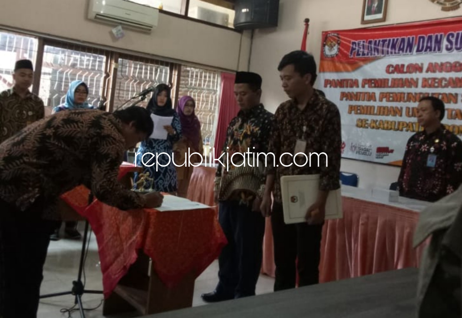 DILANTIK - Ketua KPU Ponorogo, Ahmad Fauzi Huda melantik anggota Panitia Pemilihan Kecamatan (PPK) dan 8 anggota PPS dari 4 kecamatan di KPU Ponorogo, Jumat (12/10/2018).