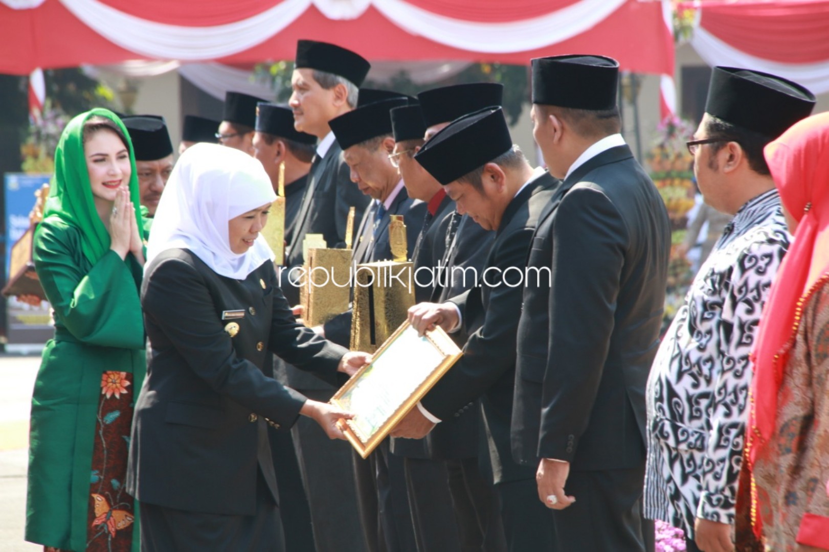 JUARA - Gubernur Jatim, Khofifah Indar Parawansa memberikan penghargaan kepada Bupati Sidoarjo, Saiful Ilah atas terpilihnya Desa Jemundo, Kecamatan Taman sebagai Kelompok Asuhan Mandiri terbaik juara 1 kategori Wilayah Perdesaan, Sabtu (12/10/2019).