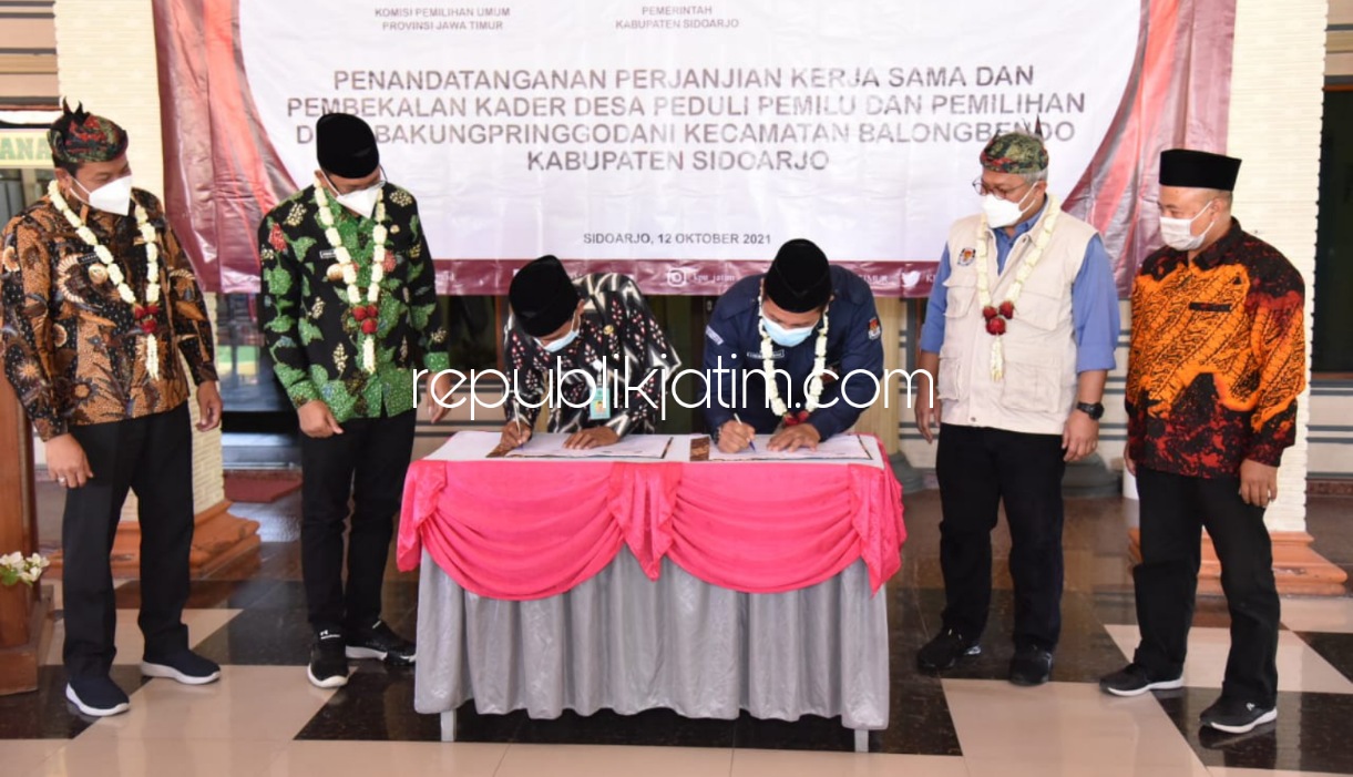 MoU - Penandatanganan MOU KPUD Jatim dan Desa Bakungpringgondani disaksikan Bupati Sidoarjo Ahmad Muhdlor dan Komisioner KPU Pusat Arief Budiman di Kantor Balai Desa Bakungpringgondani, Kecamatan Balongbendo, Sidoarjo, Selasa (12/10/2021).