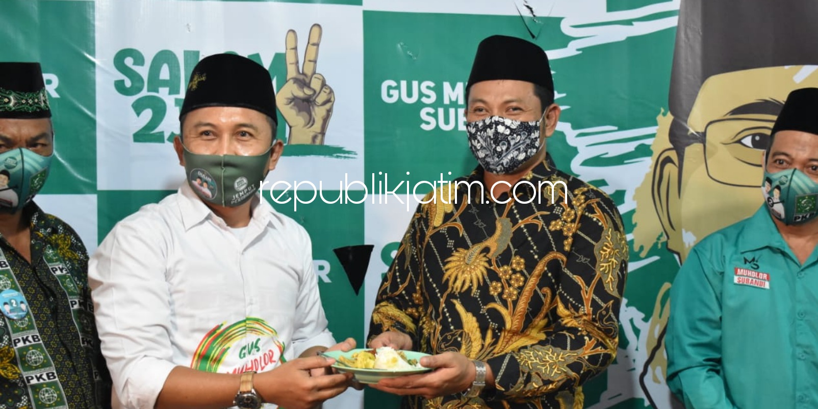 POSKO - Cawabup Subandi menyerahkan potongan tumpeng tanda dimanfaatkannya Posko Baru di JL H Syukur By Pass Juanda Desa Sedati Gede, Kecamatan Sedati, Sidoarjo sebagai posko pemenangan Paslon nomor urut 2 dalam Pilkada Sidoarjo, Sabtu (10/10/2020) malam.