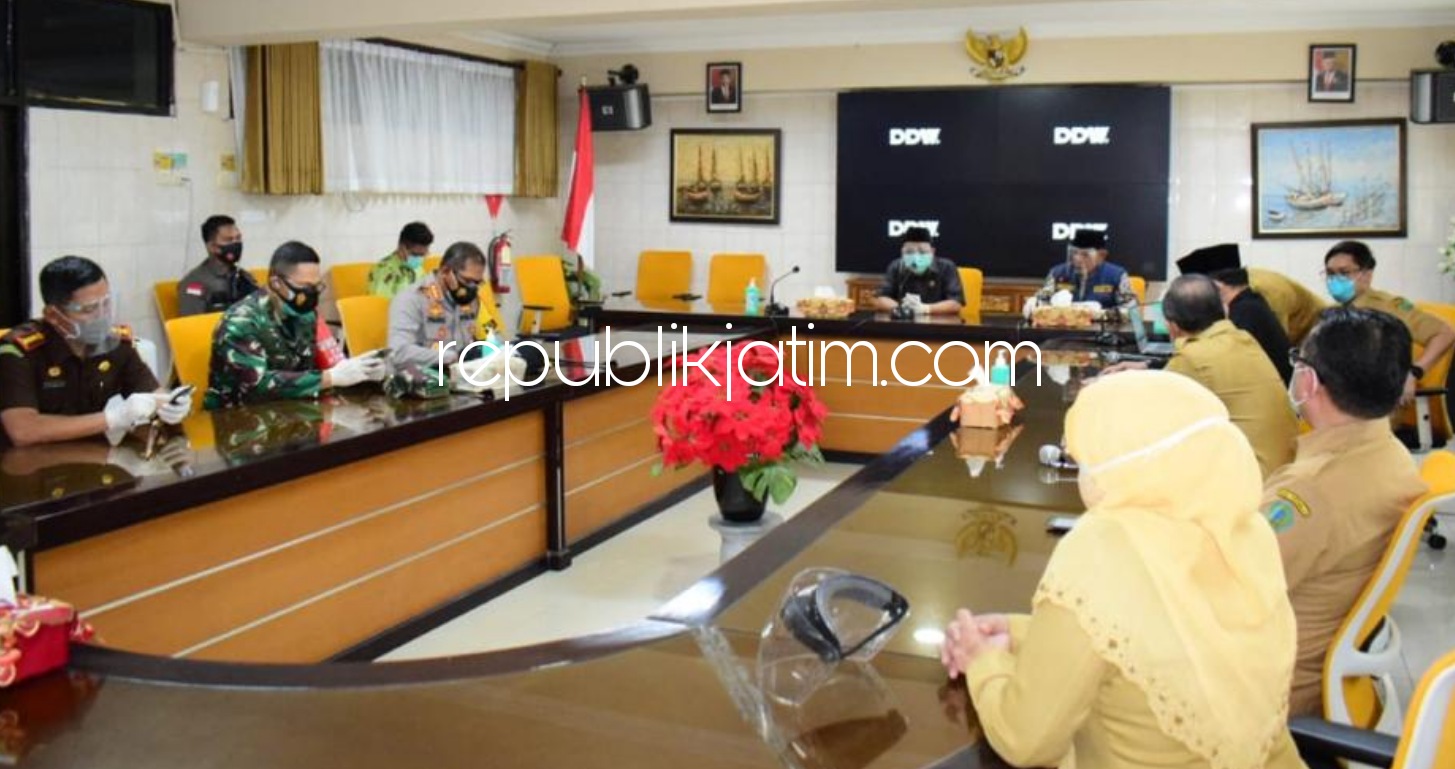 KOORDINASI - Pj Bupati Sidoarjo, Hudiyono memimpin rapat koordinasi bersama Forkopimda Sidoarjo di RSUD Sidoarjo untuk menjadikan Sidoarjo berstatus Zona Kuning, Senin (12/10/2020).