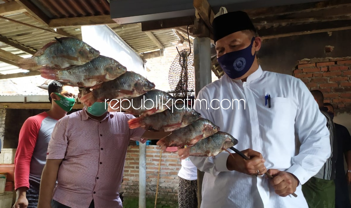 IKAN ASAP - Cabup Sidoarjo, Bambang Haryo Soekartono (BHS) mengunjungi Kampug Ikan Asap di Desa Penatarsewu, Kecamatan Tanggulangin, Sidoarjo untuk menggalih potensi pengembangan UMKM, Senin (12/10/2020).