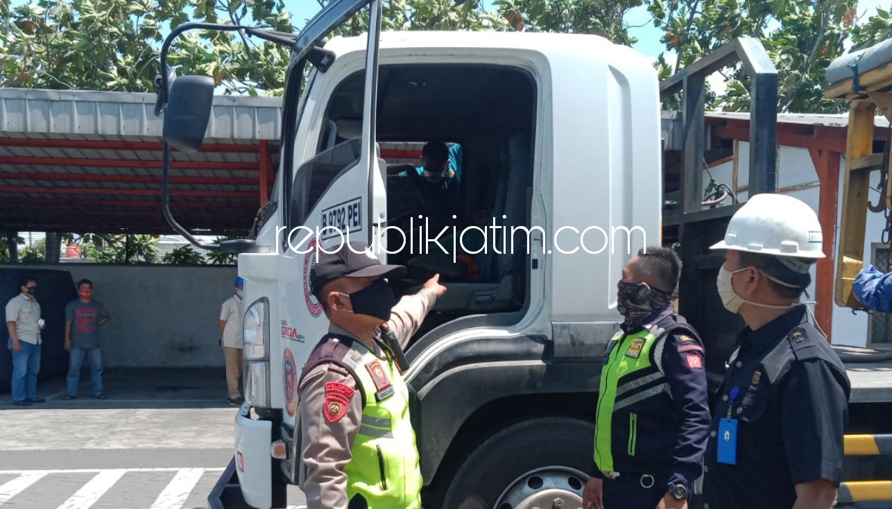 TEWAS MENDASAK - Seorang sopir truk Helmi Setyo Budi (34) ditemukan tewas mendadakndi dalam kabin truk bernopol B 9792 PEI saat terparkir di area PT Java Pacific JL Raya Surabaya-Mojokerto, Desa Keboharan, Kecamatan Krian, Sidoarjo, Senin (12/10/2020).