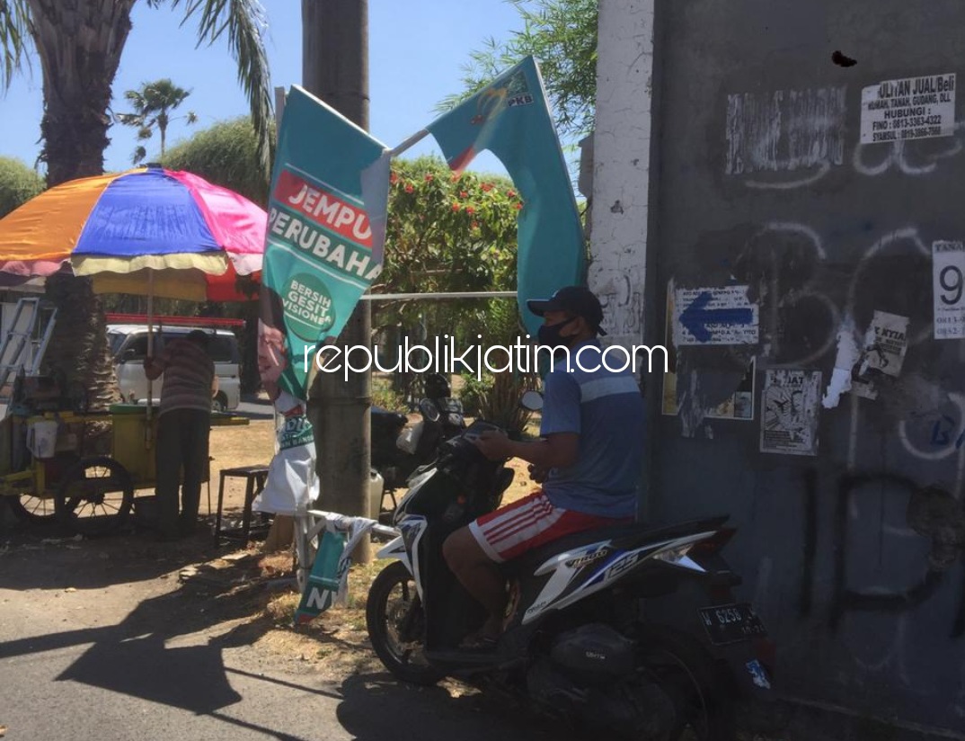 RUSAK - Puluhan Baliho milik Paslon Nomor urut 2, Gus Muhdlor - Subandi dirusak dua pemuda yang terekam CCTV bakal dilaporkan ke Aparat Penegak Hukum (APH), Selasa (13/10/2020).