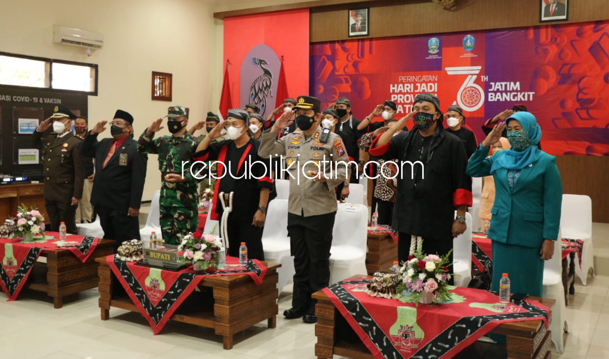 POTONG TUMPENG - Bupati Ponorogo, Sugiri Sancoko bersama Kapolres dan Forkopimda Ponorogo memotong tumpeng usai upacara hari jadi Provinsi Jatim ke 76 yang digelar Gubernur Jatim secara virtual, Rabu (13/10/2021).