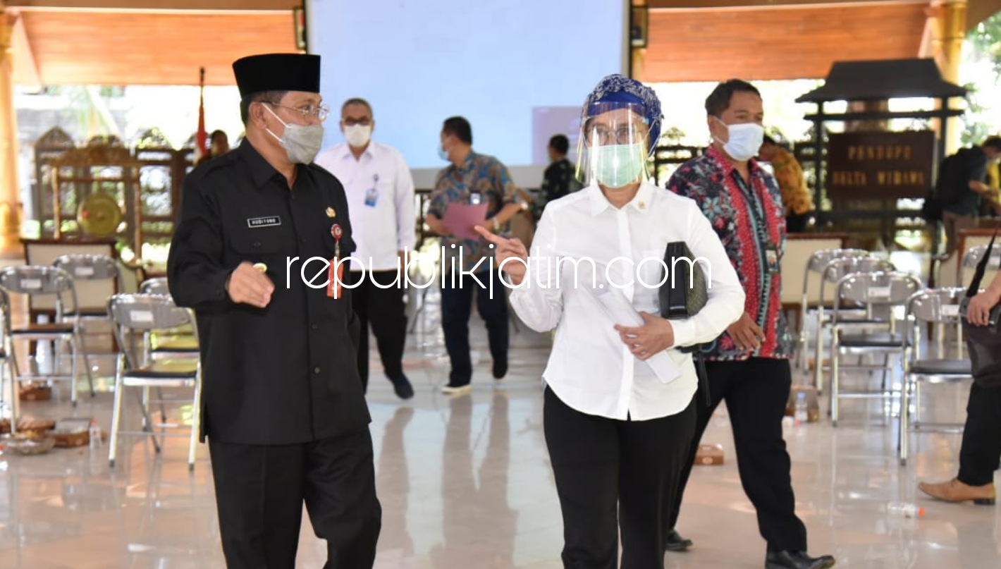 PAPARAN - Pj Bupati Sidoarjo, Hudiyono menyampaikan paparan soal keyakinan Sidoarjo menjadi zona kuning di depan anggota DPR RI dan FKKD di Pendopo Delta Wibawa, Selasa (13/10/2020).