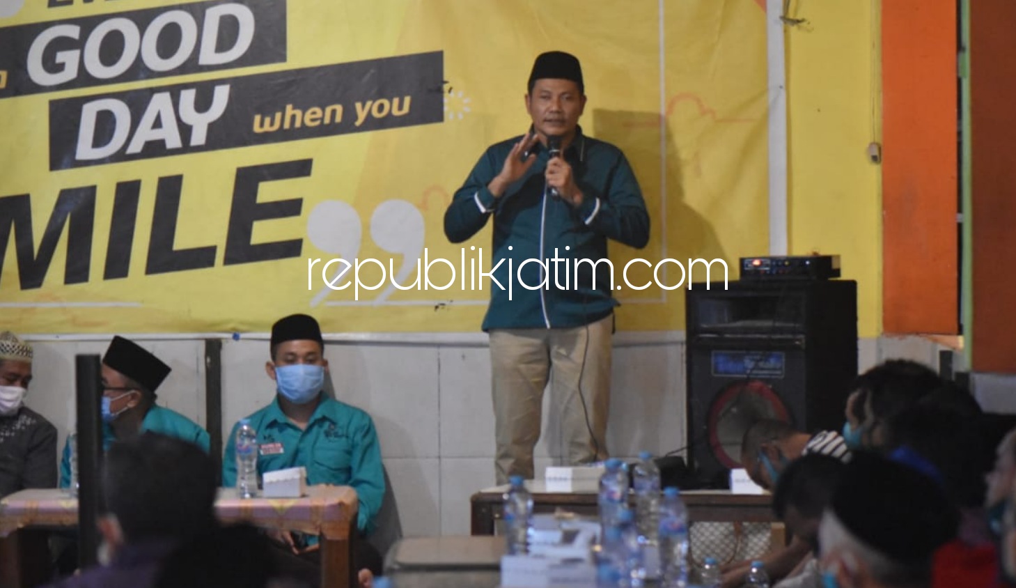 PAPARAN - Cawabup Sidoarjo, Subandi paparan 17 program unggulan Paslon Gus Muhldor - Subandi ke pengurus DPAC PKB Gedangan beserta Banom untuk disampaikan ke masyarakat di salah satu rumah makan di JL Raya Kalijaten, Gedangan, Selasa (13/10/2020) malam.