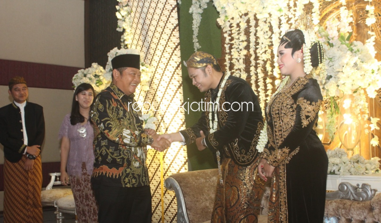 PAMERAN - Belasan vendor wedding Sidoarjo maupun Surabaya meramaikan pameran busana pernikahan Ballroom Fave Hotel Sidoarjo, Minggu (13/10/2019) malam.