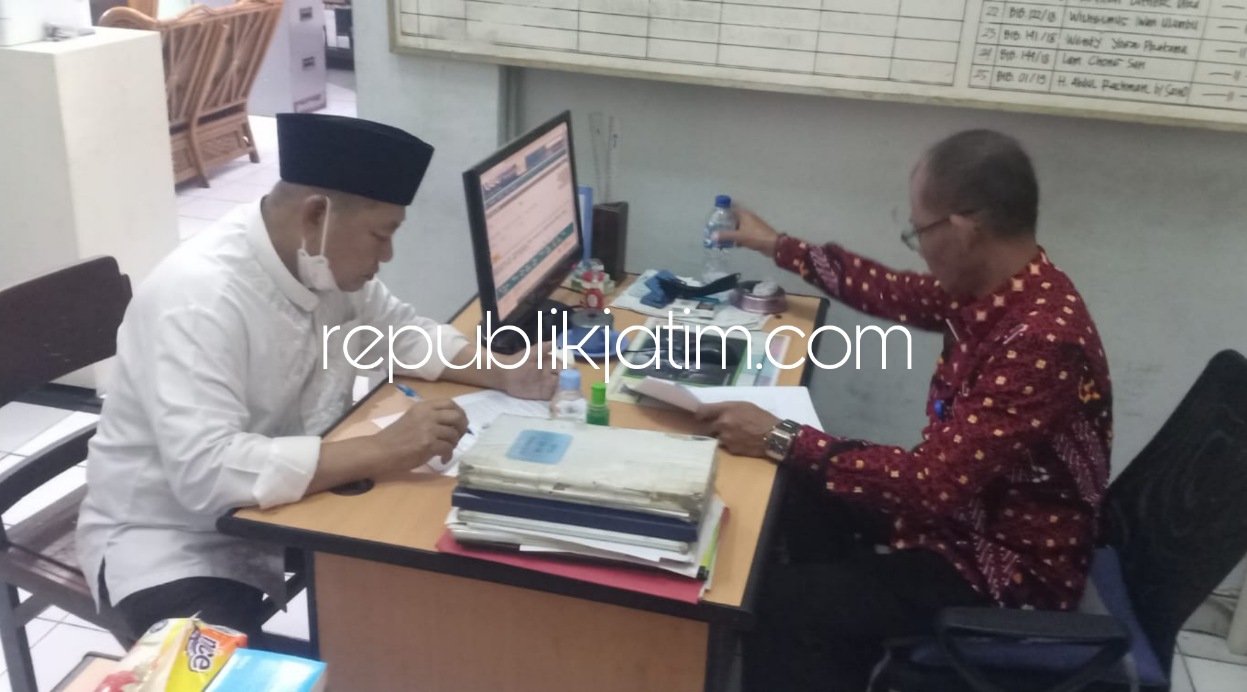 DIPINDAHKAN - Mantan Bupati Sidoarjo, Saiful Ilah diantar jaksa KPK Medi Iskandar Zulkarnain untuk dipindahkan masuk ke Lapas I Surabaya di Desa Kebonagung, Kecamatan Porong, Sidoarjo, Kamis (14/10/2021).