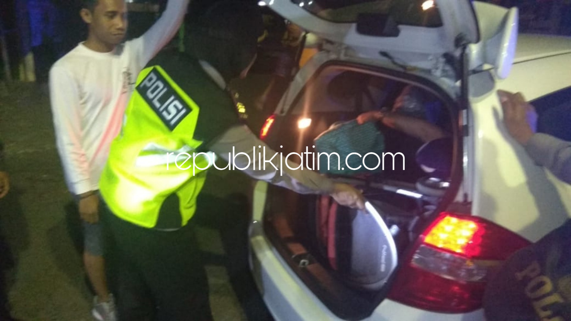 RAZIA - Puluhan anggota Polsek Ponorogo menggelar razia cipta kondisi di JL Ir H Juanda, Kota Ponorogo menemukan kendaraan STNK dan BPKB tidak sesuai, Sabtu (13/10/2018) malam.