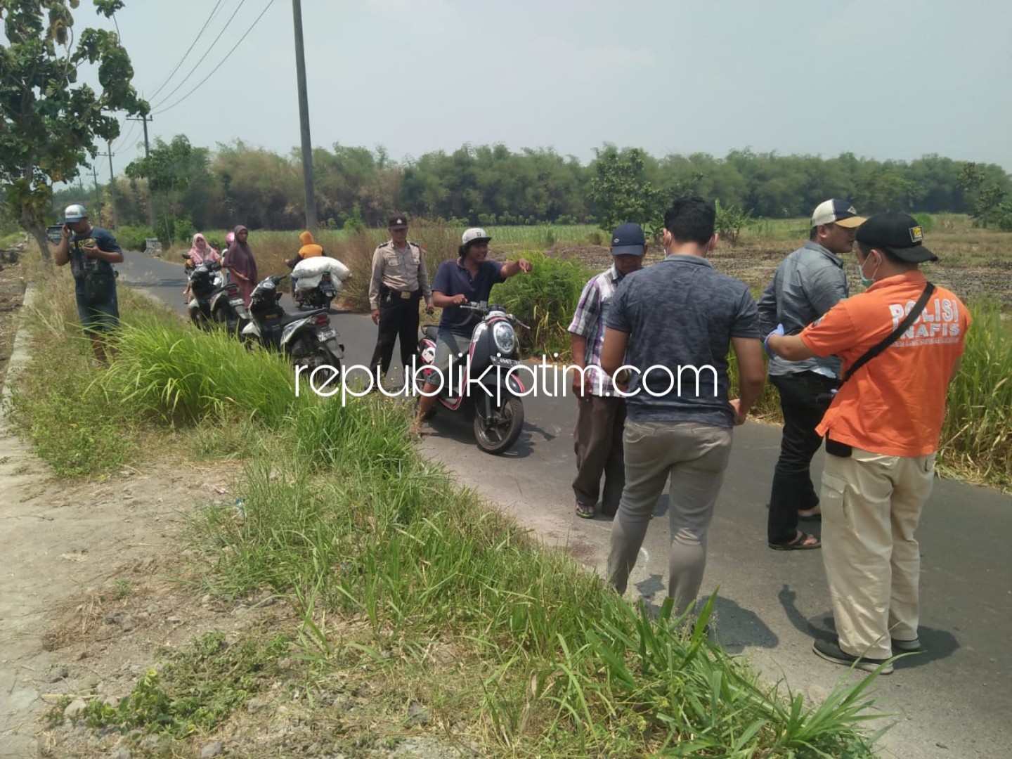 OLAH TKP - Sejumlah anggota Polsek Tarik dan Inafis melaksanakan olah TKP atas kematian, Nikko Anggrian, Warga Desa Klantingsari, Kecamatan Tarik, Sidoarjo yang diduga tewas karena dibunuh, Minggu (14/10/2018) dini hari.