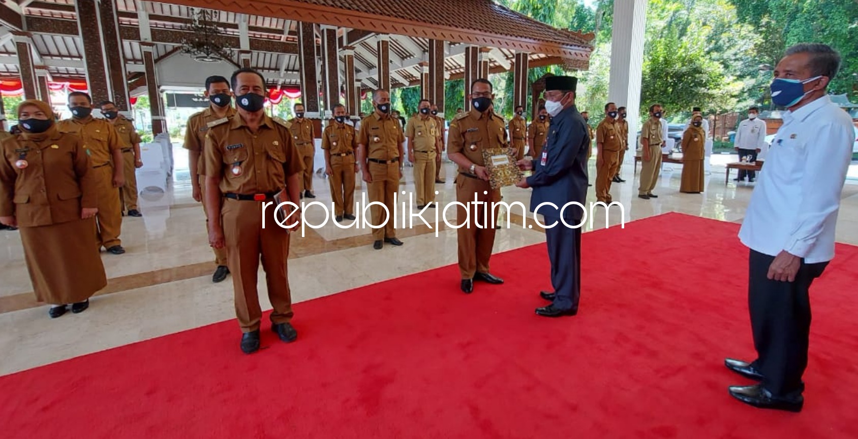 LANTIK - Pj Bupati Sidoarjo, Hudiyono melantik sebanyak 39 Penjabat (Pj) Kepala Desa di 12 wilayah kecamatan di Sidoarjo yang masa jabatannya habis di Pendopo Delta Wibawa, Rabu (14/10/2020).