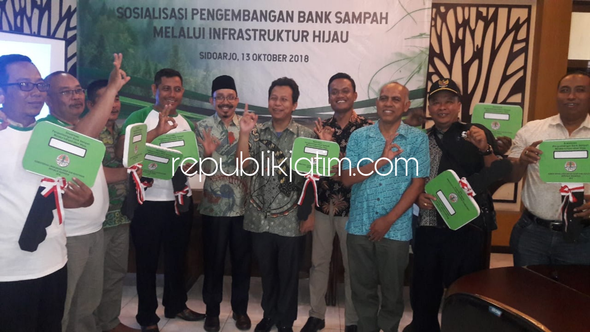 BANTUAN - Wakil Ketua Komisi VII DPR RI, Syaikul Islam Ali didampingi Dirjen Kementerian Lingkungan Hidup dan Plh DLHK Pemkab Sidoarjo menyerahkan 33 unit motor sampah untuk puluhan desa di Sidoarjo, Sabtu (13/10/2018).