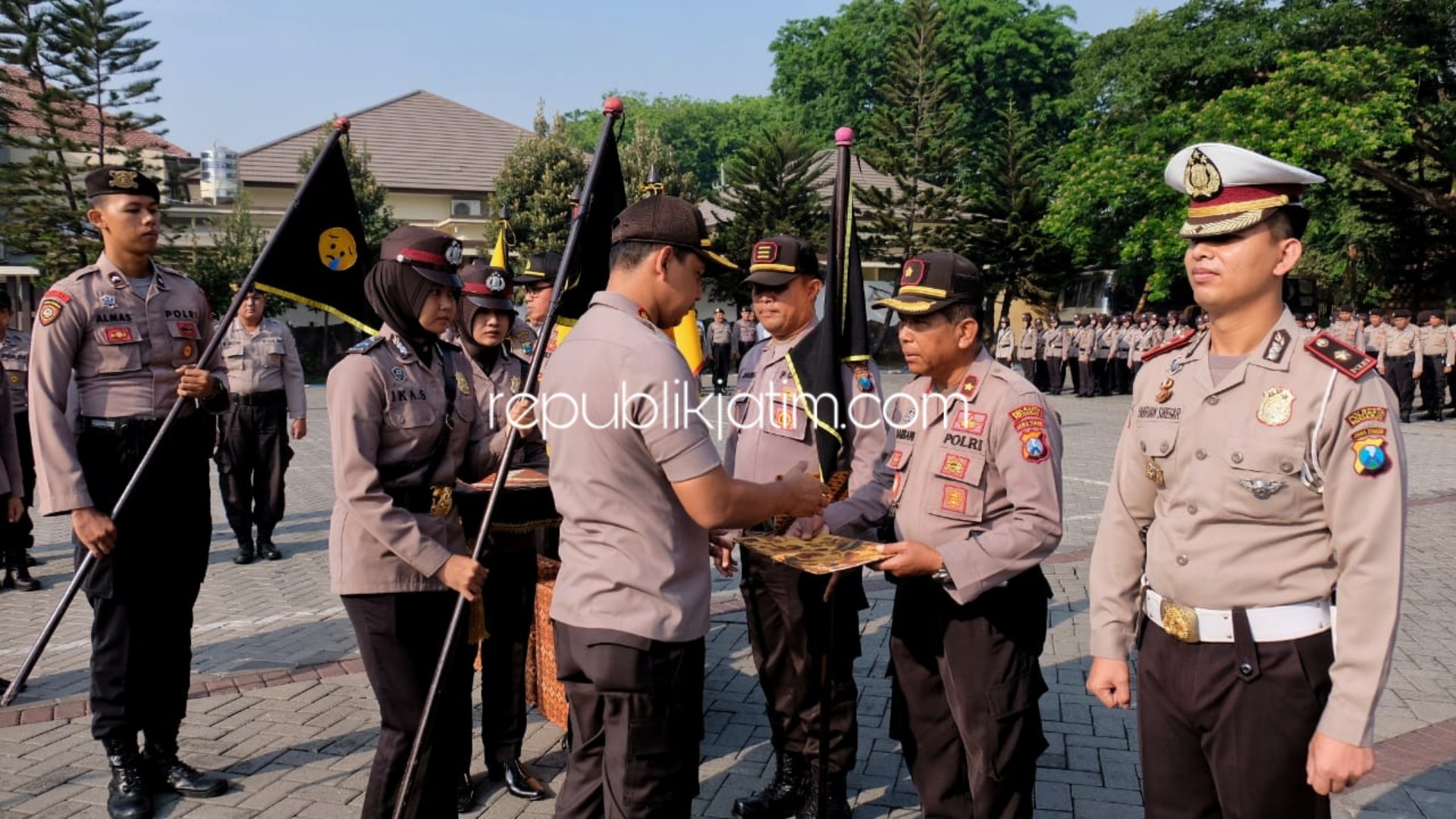 PUNISHMENT - Kapolresta Sidoarjo, Kombes Pol Zain Dwi Nugroho memberi punishment penilaian terendah dalam kategori tertib administrasi dan 5K, yakni Polsek Wonoayu, Polsek Waru dan Satlantas Polresta Sidoarjo, Senin (14/10/2019).
