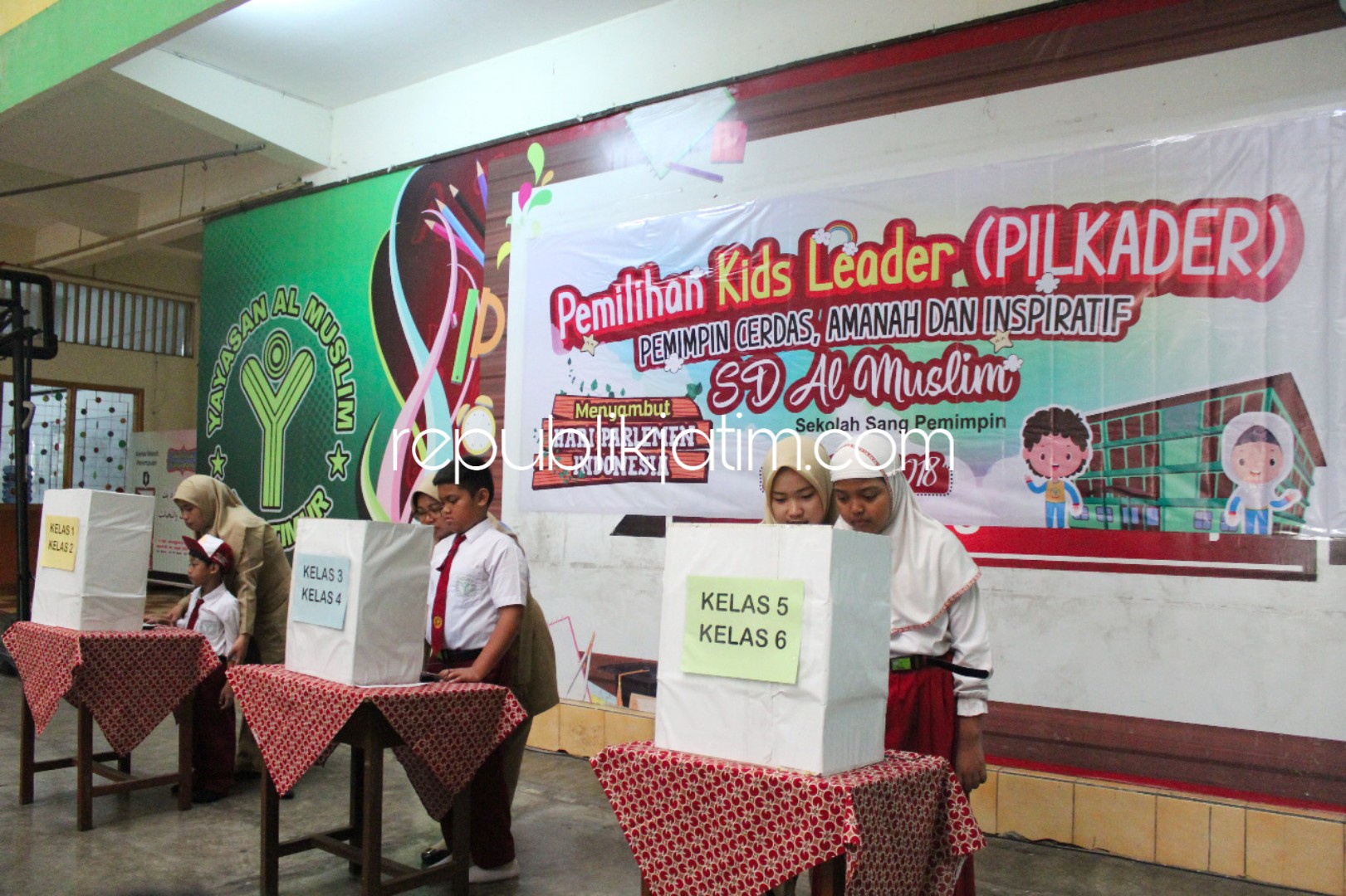 PEMILIHAN - Peringati Hari Parlemen SD Al Muslim menggelar Pemilihan Ketua Kids Leader dengan Teknologi Ramah Lingkungan sebagai Sekolah Sang Pemimpin yang jatuh 15 Oktober 2018 bertem Pemimpin Cerdas, Amanah, dan Inspiratif, Senin (15/10/2018).