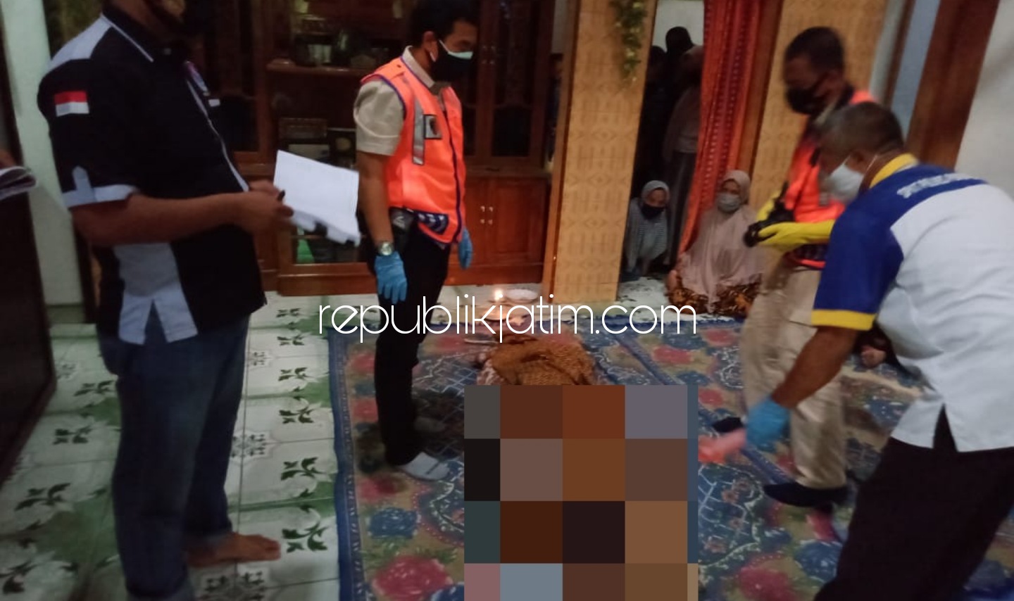 OLAH TKP - Sejumlah petugas Inafis Polres Ponorogo dan Polsek Bungkal menggekar olah TKP atas meninggalnya ibu muda, MR (29) warga Bungkal, Ponorogo yang diduga kematiannya akibat menenggak racun tikus di rumahnya, Kamis (15/10/2020).