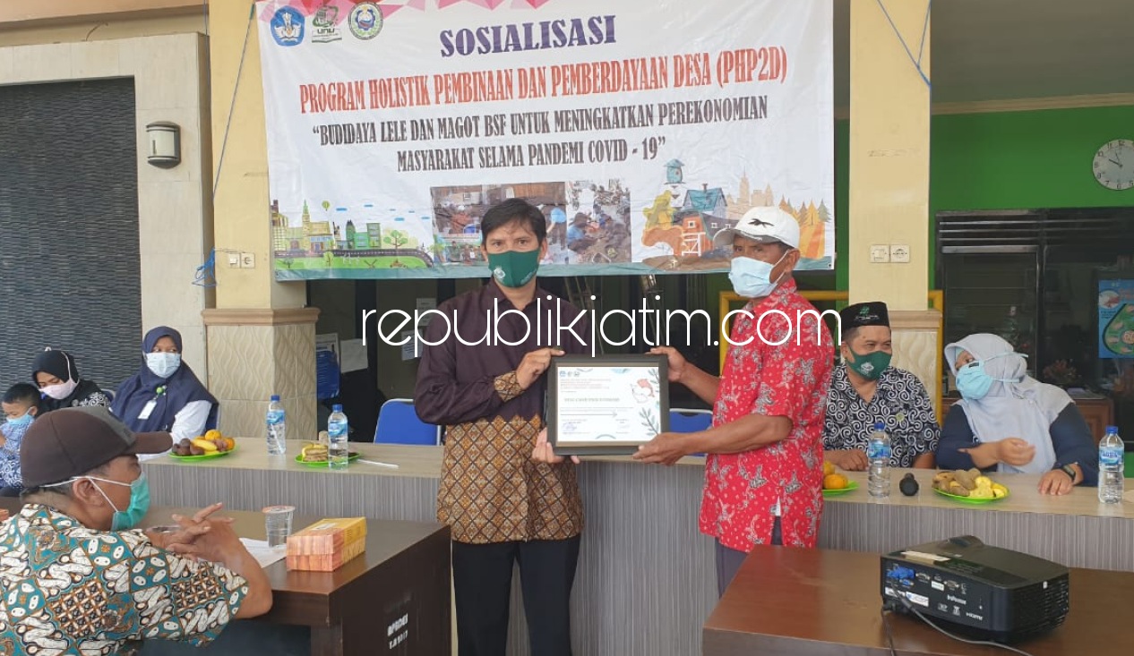 SERTIFIKAT - Wakil Rektor 1 Unusida, Hadi Ismanto menyerahkan sertifikat program pelatihan kepada warga Desa Candipari, Kecamatan Porong, Sidoarjo, Kamis (15/10/2020). 