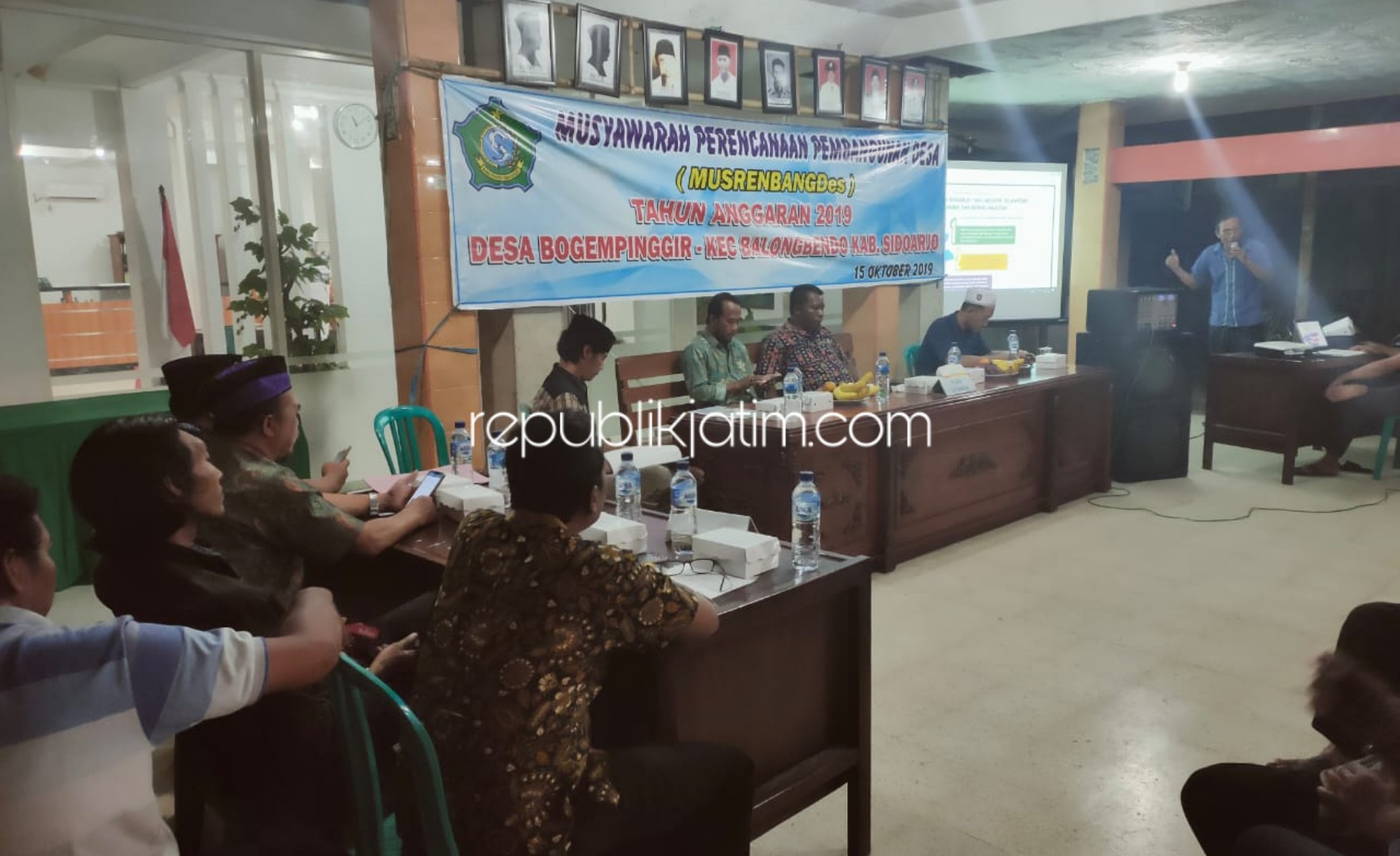 MUSRENBANGDES - Kades Bogempinggir, Kecamatan Balongbendo, Sidoarjo, Jumakir didampingi, Sekdes, Dicky memimpin Musrenbangdes yang digelar, Selasa (15/10/2019) malam.