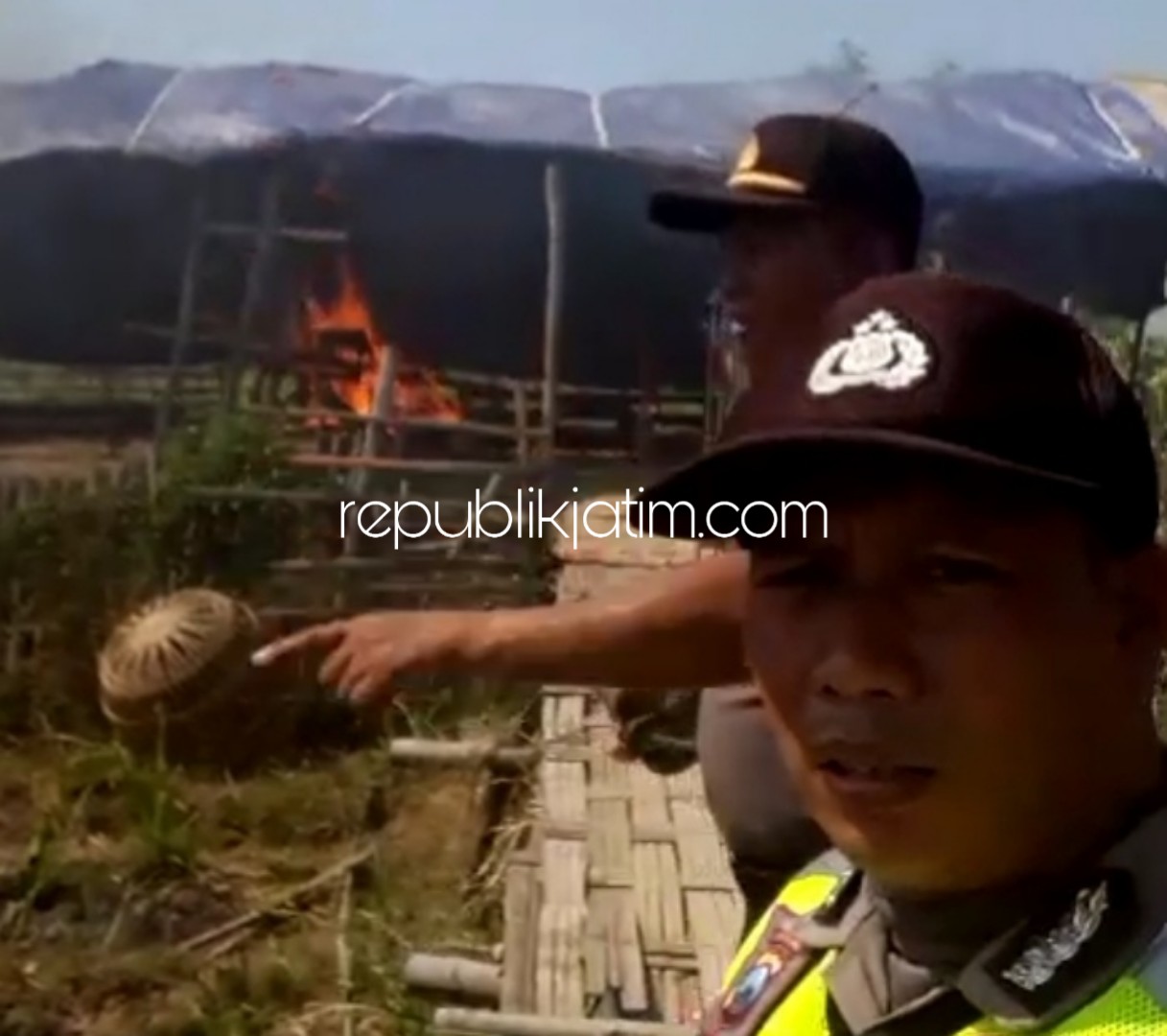 DIBAKAR - Arena judi sabung ayam Dusun Cocok, Desa Tambakkalisogo, Kecamatan Jabon, Sidoarjo dibakar usai razia yang dipimpin Kapolsek Jabon AKP Saadun, Senin (15/10/2018).