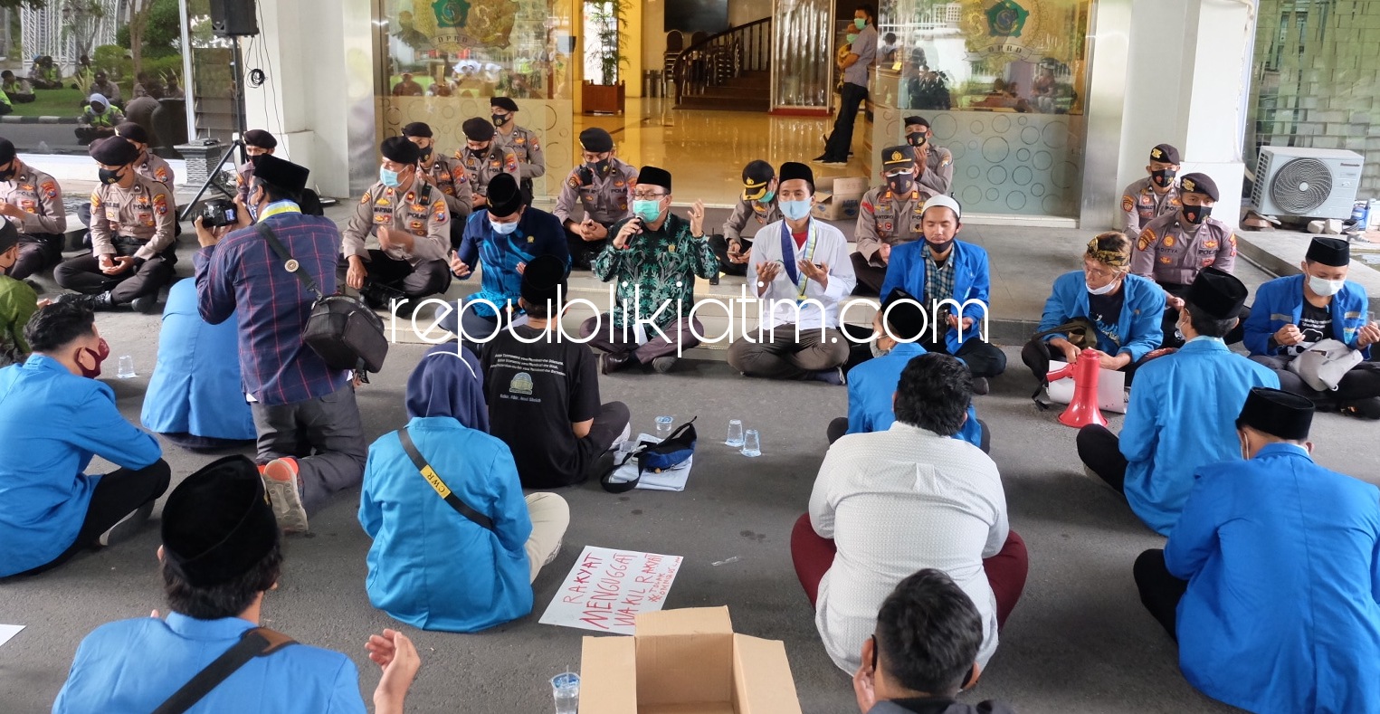 DEMO - Puluhan mahasiswa Pergerakan Mahasiswa Islam Indonesia (PMII) Cabang Sidoarjo demo penolakan UU Cipta Kerja (Omnibus Law) di halaman Kantor Dewan Perwakilan Rakyat Daerah (DPRD) Sidoarjo, Kamis (15/10/2020) sore.