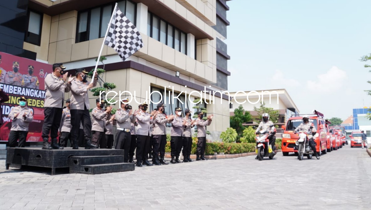 LUNCURKAN - Kapolresta Sidoarjo, Kombes Pol Kusumo Wahyu Bintoro meluncurkan kendaraan vaksinasi keliling di Polresta Sidoarjo, Sabtu (16/10/2021).