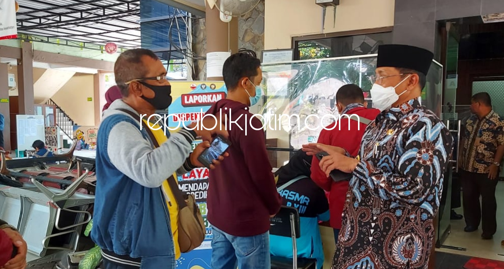SIDAK - Pj Bupati Sidoarjo, Hudiyono menggelar sidak pelayanan KTP, KK dan Akte Kelahiran di Dispendukcapil Pemkab Sidoarjo, Kamis (15/10/2020).