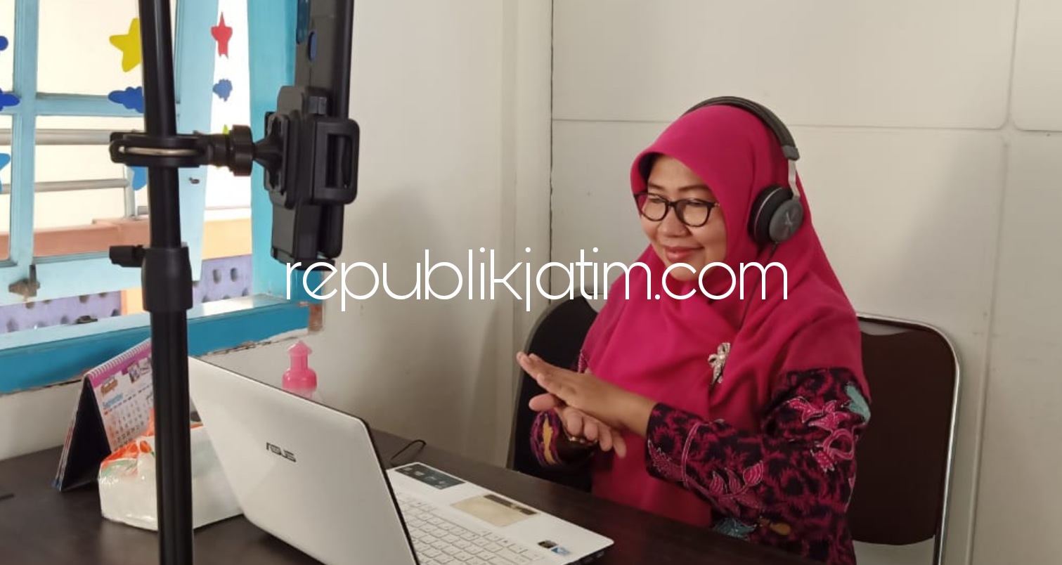 PERINGATAN - Kepala KB - TK Al Muslim, Siti Aminah memperingati Hari Cuci Tangan Sedunia melalui daring, Kamis (15/10/2020).