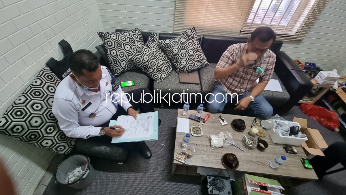 GAGALKAN - Petugas Lapas Surabaya di Desa Kebonagung, Kecamatan Porong, Sidoarjo berhasil menggagalkan penyelundupan berbagai jenis narkotika yang diselundupkan lewat Speaker Aktif, Minggu (17/10/2021). 