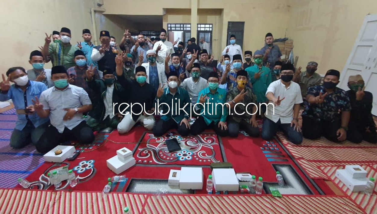 SATU TEKAD - Puluhan pengurus Ansor, Ketua PAC dan Satkoryon Banser se Sidoarjo menggelar konsolidasi satu tekad untuk memenangkan Paslob Gus Muhdlor - Subandi saat acara di Taman Pinang Indah (TPI) Sidoarjo, Sabtu (17/10/2020) malam.