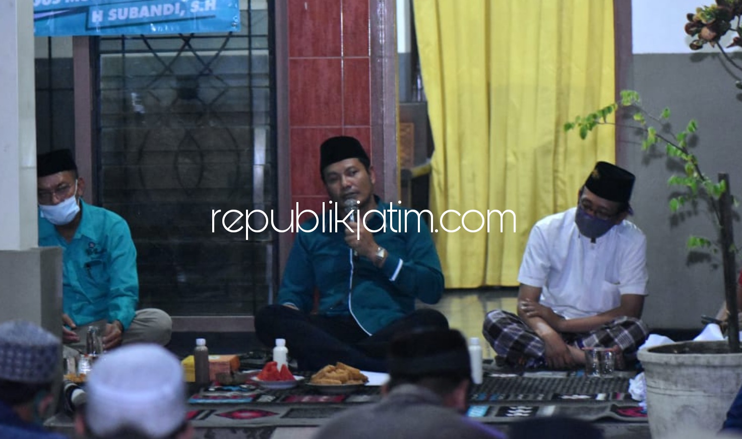 MENYAPA - Cawabup Sidoarjo, Subandi menyapa dan bersilaturrahmi dengan warga Desa Tropodo, Kecamatan Krian, Sidoarjo serta sejumlah produsen tahu, Kamis (15/10/2020) malam.