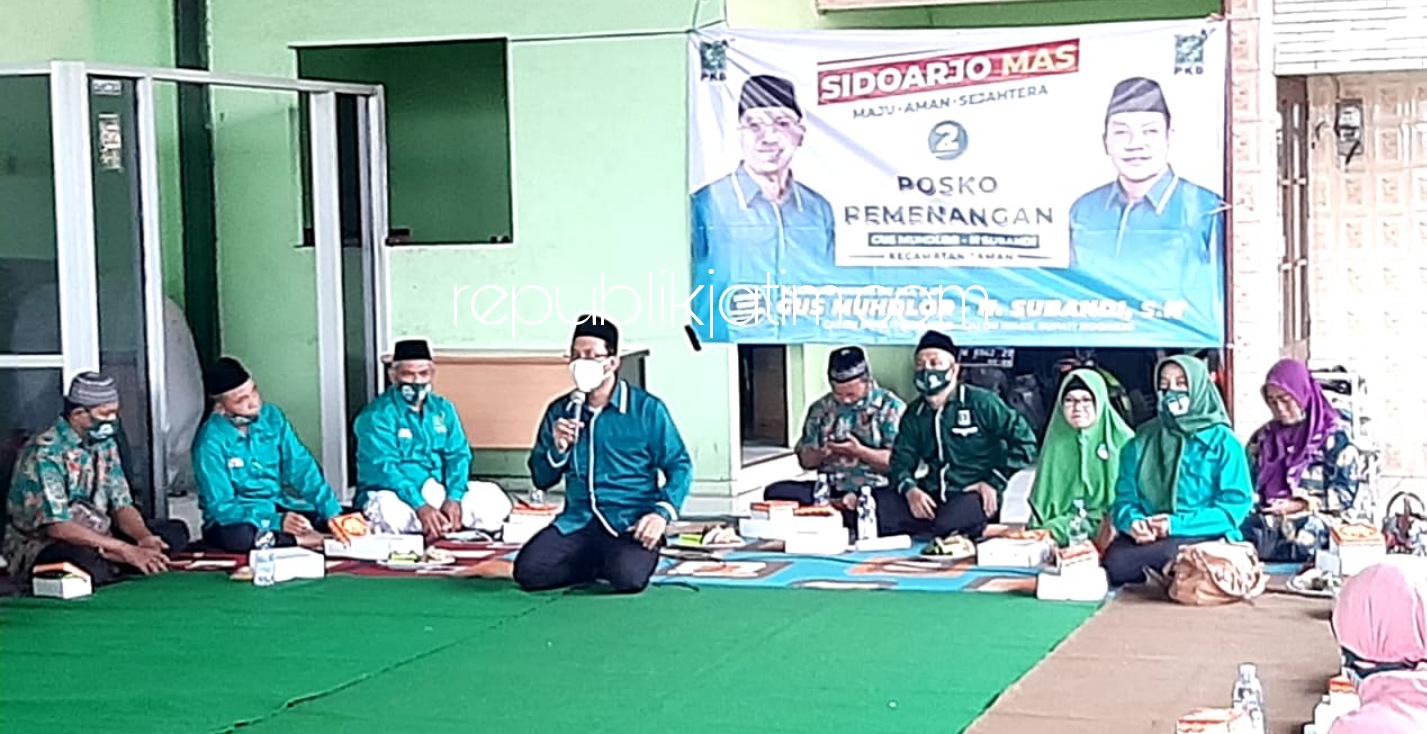 KONSOLIDASI - Tim, relawan, pengurus DPAC PKB, Muslimat dan Fatayat Taman beserta Banomnya mengikuti konsolidasi untuk memenangkan Gus Muhdlor-Subandi di posko pemenangan Kecamatan Taman, Sidoarjo, Sabtu (17/10/2020) sore.