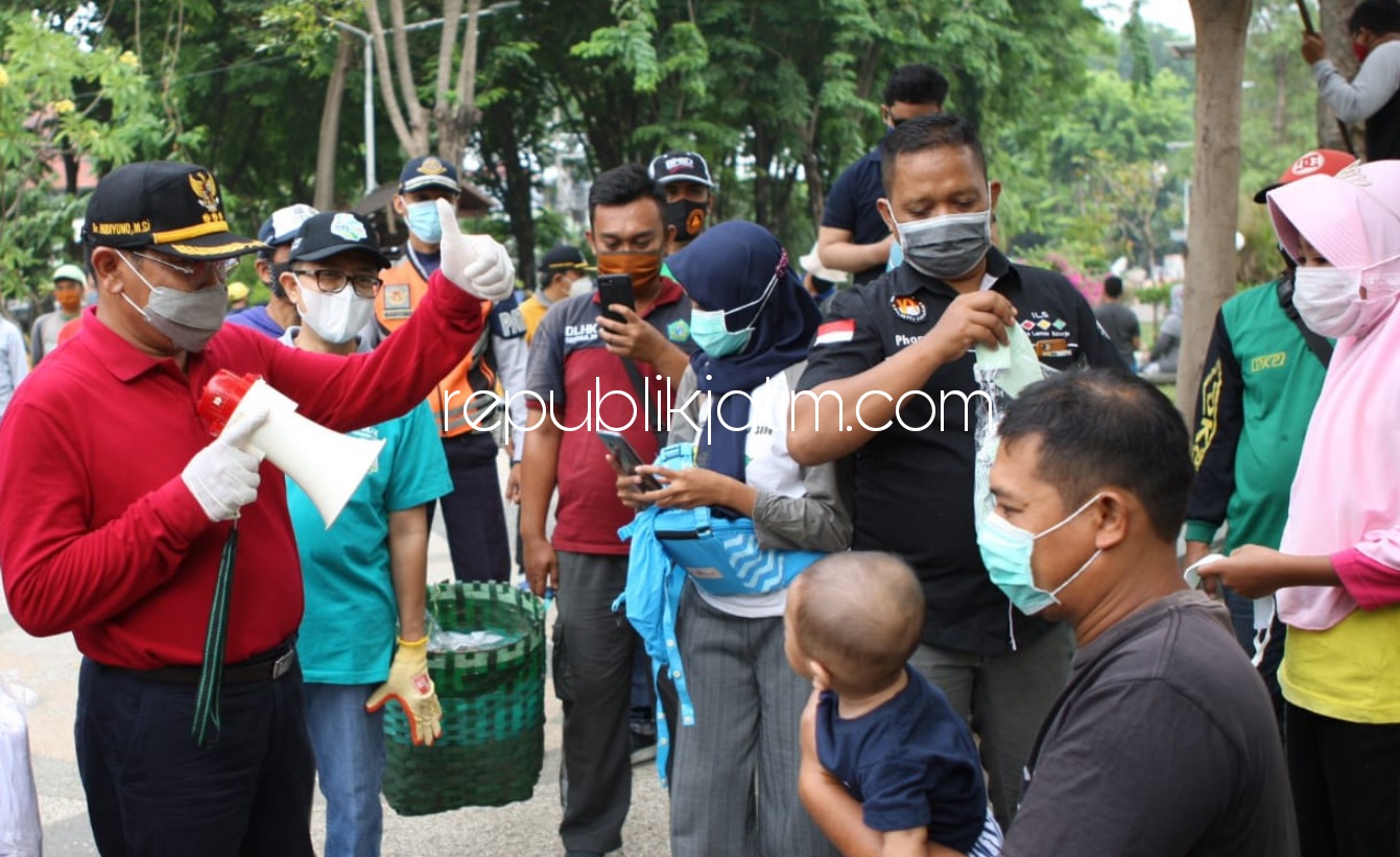 BERSIH-BERSIH - Pj Bupati Sidoarjo, Hudiyono berkeinginan Taman Alun-Alun bersih dan hijau disambut warga dengan kompak memunguti sampah plastik, daun dan bekas bungkusan makanan ringan yang sebagian besar berasal dari pengunjung, Minggu (18/10/2020).
