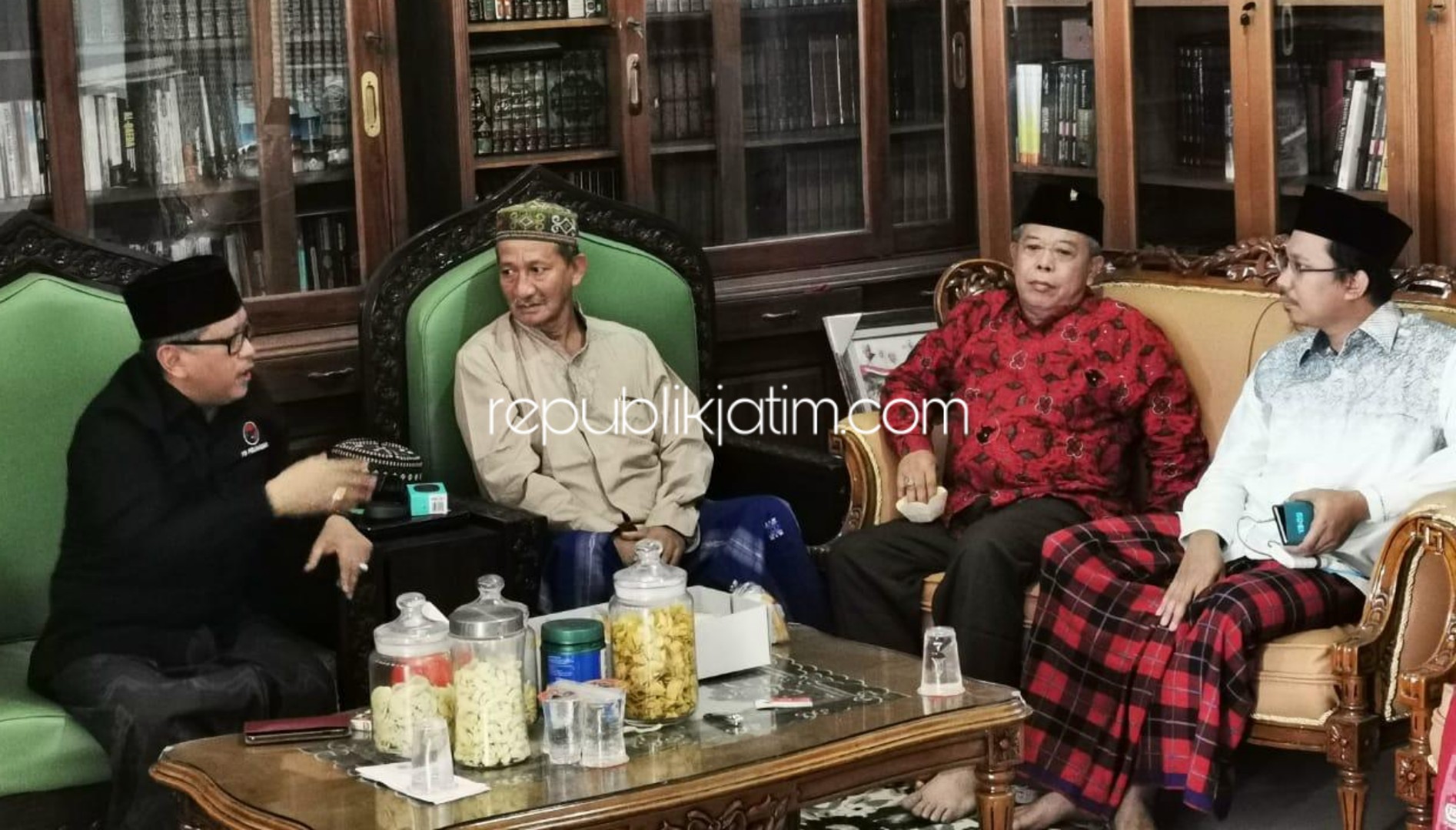 SILATURRAHMI - Sekjen DPP PDIP, Harto Kristiyanto didampingi Direktur Pendidikan Bumi Sholawat, Ahmad Muhdlor Ali dan Pengasuh Pondok Modern Bumi Sholawat, KH Agoes Ali Masyhuri bersama pengurus DPW PDIP Jatim bersilaturrahmi, Jumat (18/10/2019).
