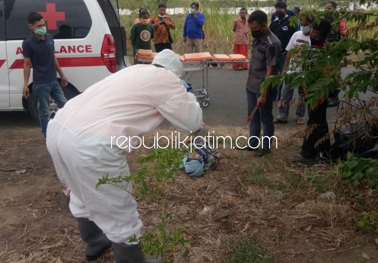 TEWAS MENDADAK - Kondisi korban Sutono saat ditemukan dan dievakuasi petugas Puskesmas Jabon ke RS Bhayangkara Pusdik Gasum Porong, Senin (19/10/2020).