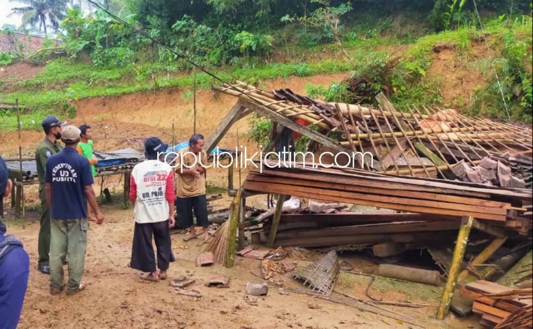 RATA TANAH - Kondisi rumah Slamet warga Dusun Karangrejo, Desa Tempuran, Kecamatan Sawoo, Ponorogo yang roboh setelah tertimpa pohon sawo saat hujan deras disertai angin kencang, Senin (18/10/2021) sore.