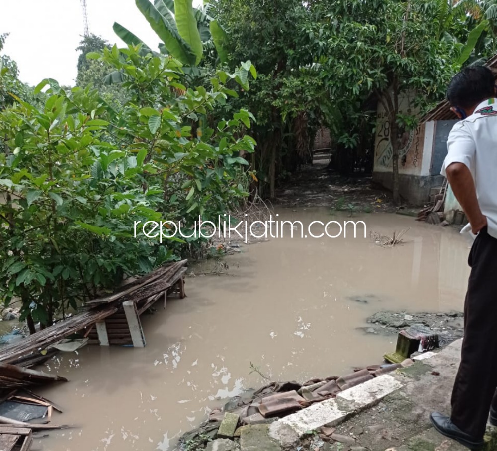 BANJIR - Salah satu sudut RW 03 Desa Temu, Kecamatan Prambon, Sidoarjo yang kerap menjadi langganan banjir setiap musim hujan sejak Tahun 2014 lalu karena sungai Avour Kedunguling tidak diplengseng, Selasa (19/10/2021).