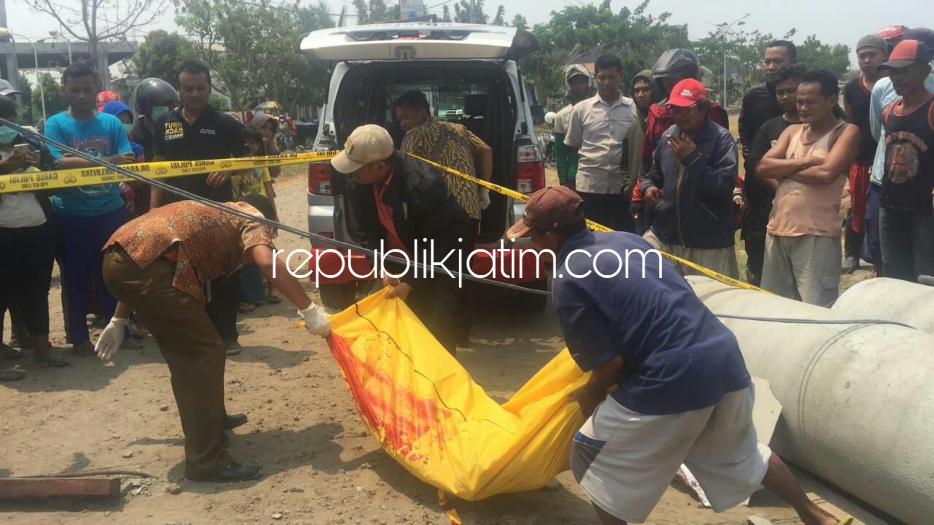 EVAKUASI - Petugas mengevakuasi jenazah, Lasirin (53) warga Pasuruan yang tewas tertimpa beton gorong-gorong di proyek pembangunan Perumahan Alam Juanda, Desa Pepe, Kecamatan Sedati, Sidoarjo, Kamis (18/10/2018).