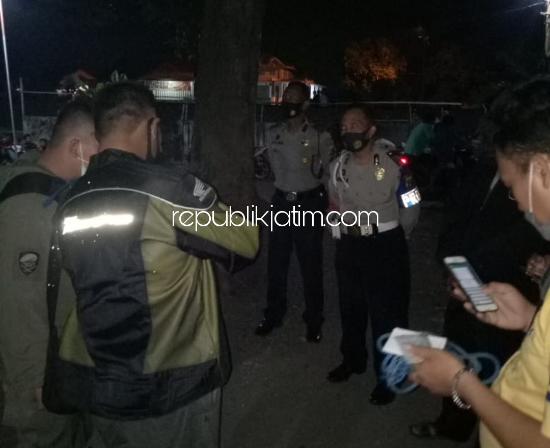 BUKTI - Petugas Polsek Prambon dan Polresta Sidoarjo mengamankan tali tampar warna biru yang digunakan korban Muhammad Rudi Hariyanto (24) warga Glonggong, Desa Kedungkembar, Kecamatan Prambon, Sidoarjo gantung diri, Minggu (18/10/2020) malam.