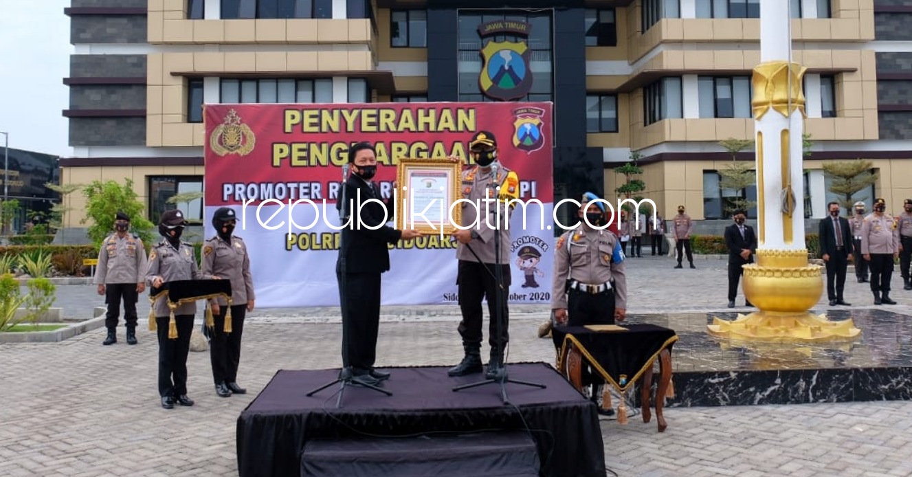 PENGHARGAAN - Direktur Lemkapi Edi Saputra Hasibuan menyerahkan Promoter Reward kepada Kapolresta Sidoarjo Kombes Pol Sumardji di Polresta Sidoarjo, Senin (19/10/2020).