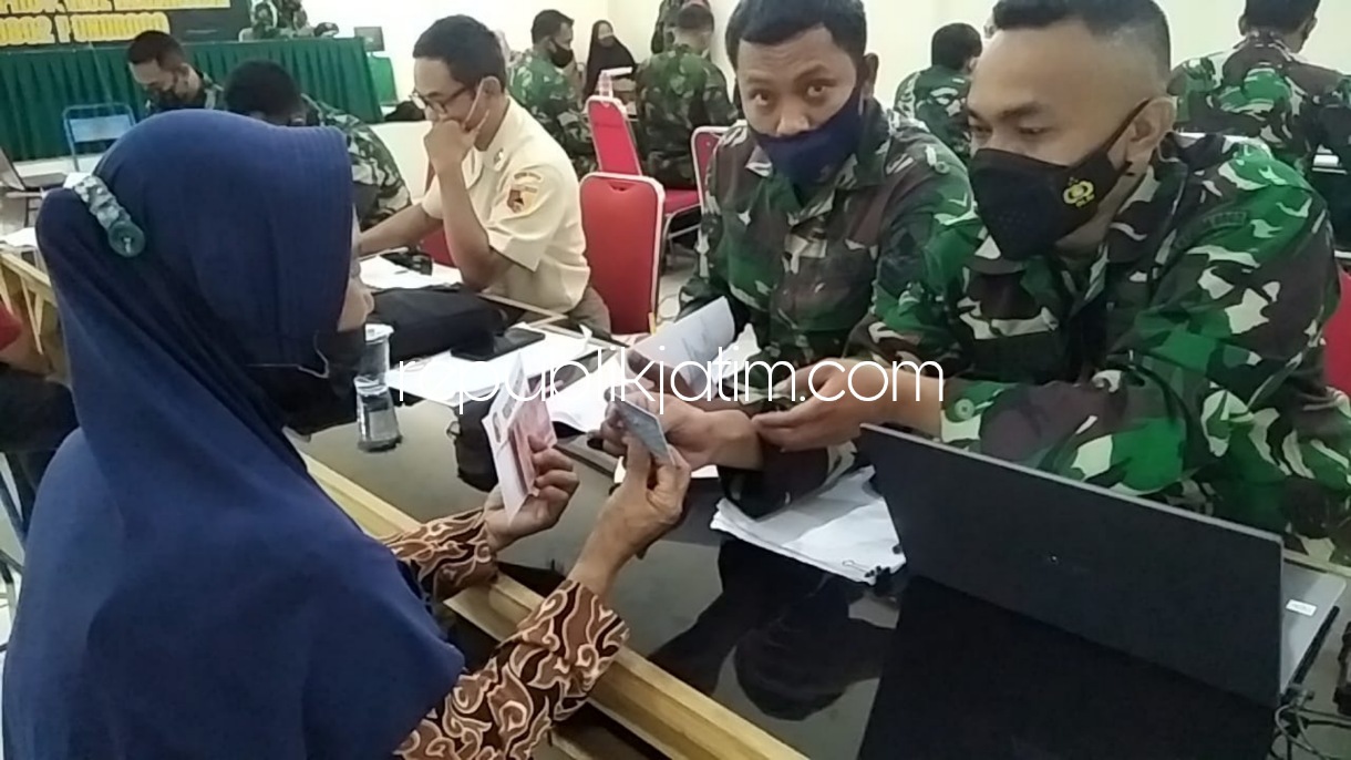 SIMBOLIS - Dandim 0802 Ponorogo Letkol Inf Muhammad Radhi Rusin mulai menyerahkan bantuan tunai untuk PKL dan pemilik warung di Ponorogo, Rabu (20/10/2021).