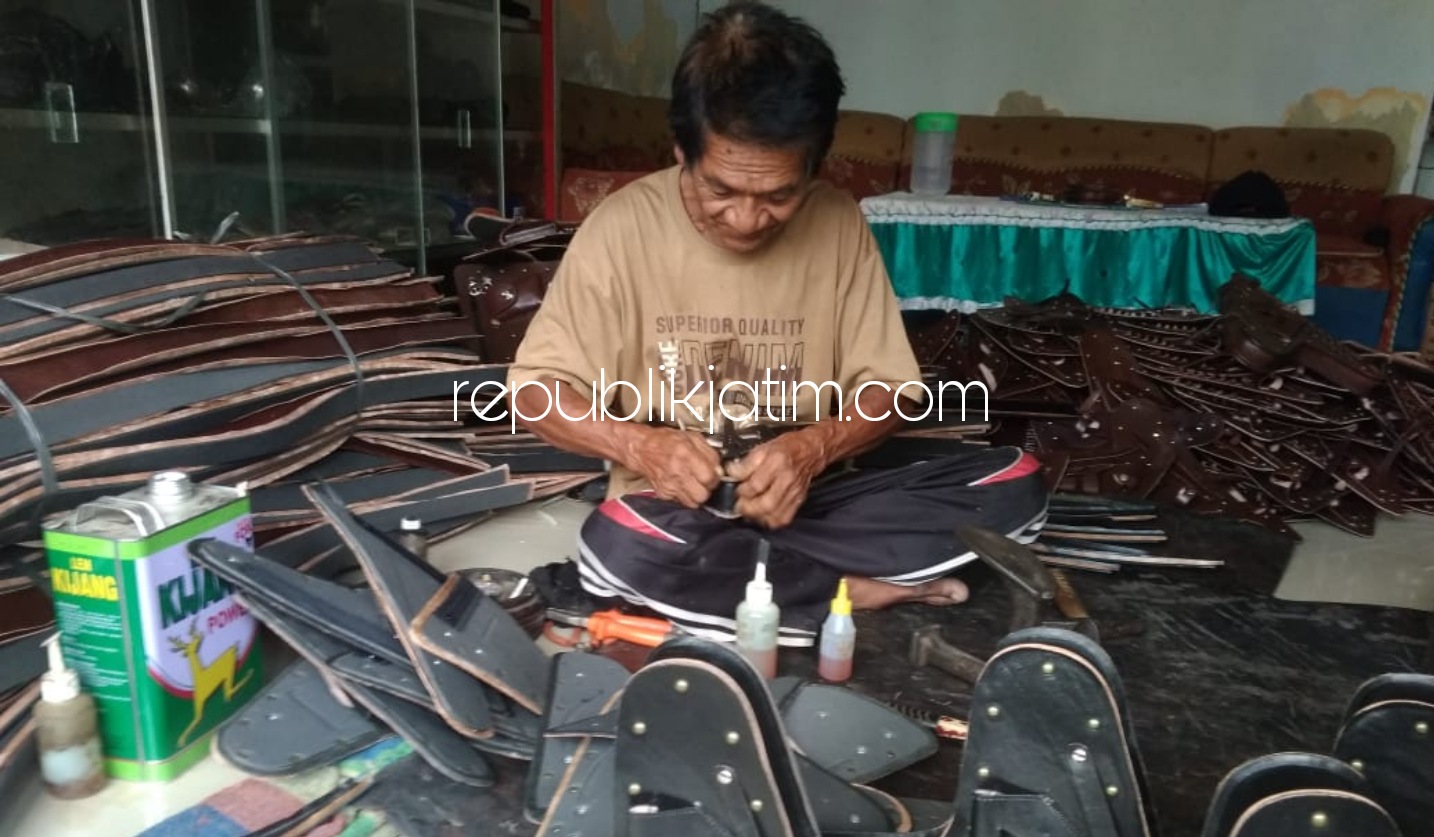 AKSESORIS SEPEDA- Miskam saat memproduksi tas aksesoris sepeda Unto di rumahnya di Desa Nambangrejo, Kecamatan Sukorejo, Ponorogo, Rabu (21/10/2020).