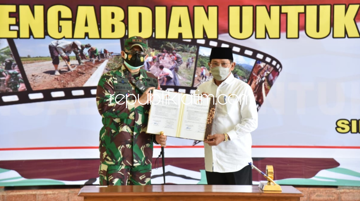 PENYERAHAN - Penutupan TMMD ditandai penyerahan berita acara penyerahan proyek TMMD ke 109 tahun 2020 oleh Dandim 0816 Sidoarjo Letk Inf M Iswan Nusi kepada Pj Bupati Sidoarjo, Hudiyono di Pendopo Delta Wibawa, Rabu (21/10/2020).