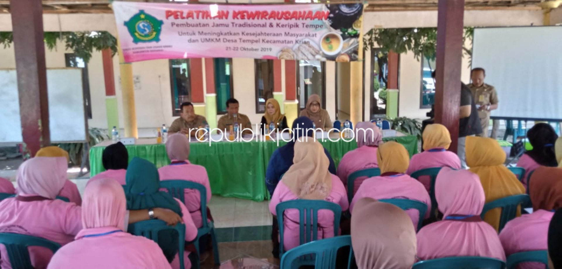 PELATIHAN - Sekitar 60 warga Desa Tempel, Kecamatan Krian, Sidoarjo mengikuti pelatihan kewirausahaan di balai desa setempat bersama Dinas Koperasi dan UKM Pemkab Sidoarjo dan pengusaha jamu tradisional asal Gedangan, Senin (21/10/2019).