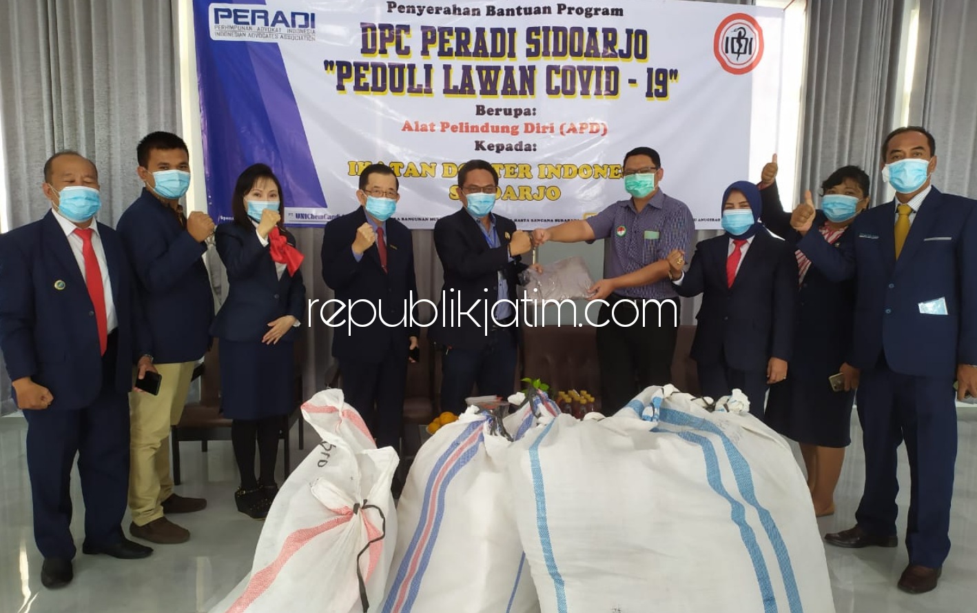 BANTUAN - Ketua DPC Peradi Sidoarjo, Bambang Soetjipto menyerahkan bantuan 300 APD kepada perwakilan Ikatan Dokter Indonesia (IDI) Sidoarjo, dr Nugroho Eko di Sekretariat Graha IDI, JL Cendekia Sidowayah, Kecamatan Sidoarjo, Kamis (22/10/2020).