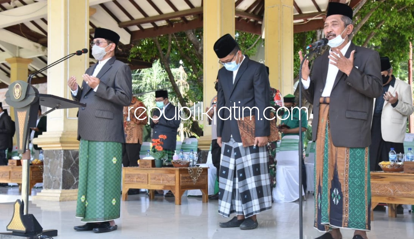 HSN - Pj Bupati, Hudiyono bertindak sebagai inspektur upacara membacakan sambutan Menteri Agama dalam upacara peringatan Hari Santri di Alun-Alun Sidoarjo dengan menerapkan protokol kesehatan, Kamis (22/10/2020).