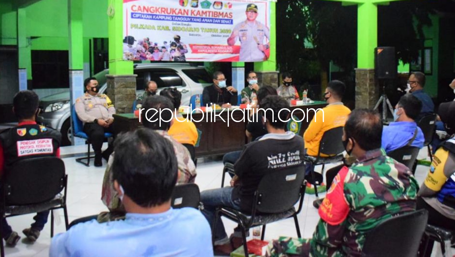 KAMPUNG TANGGUH - Kapolresta Sidoarjo Kombes Pol Sumardji menekankan Kampung Tangguh dalam acara Cangkrukan Kamtibmas di Kantor Kecamatan Porong, Rabu (21/10/2020) malam.